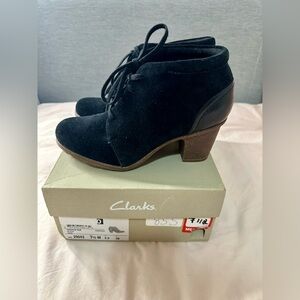 CLARKS BOOTIES Women's Black Lace Up SASHLIN SUE Suede/Leather 3" Heel size 7.5
